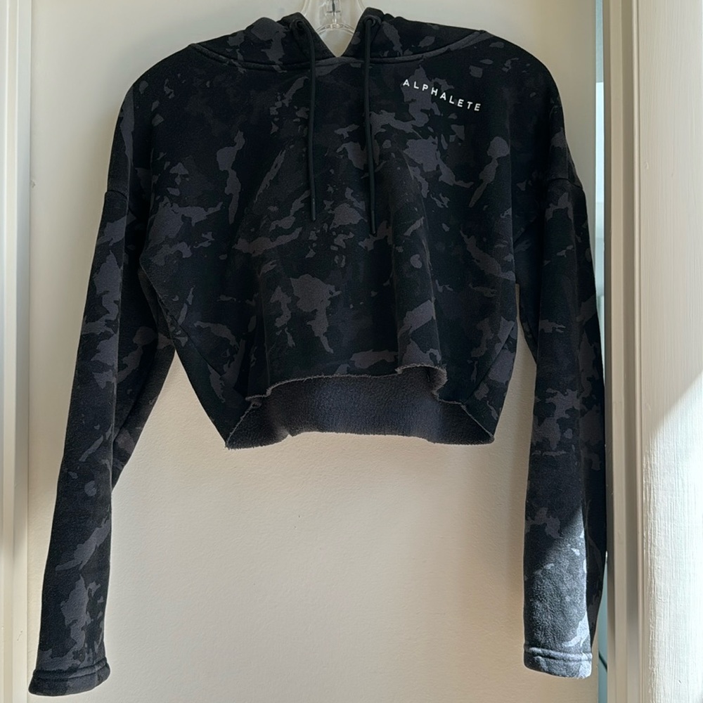 Alphalete Cropped Hoodie in Black Camo